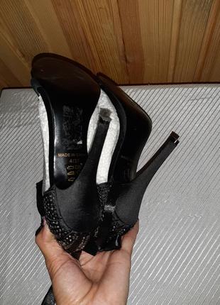 Чёрные атласные босоножки с завязками на высоком каблуке пяточка в чёрных стразах10 фото