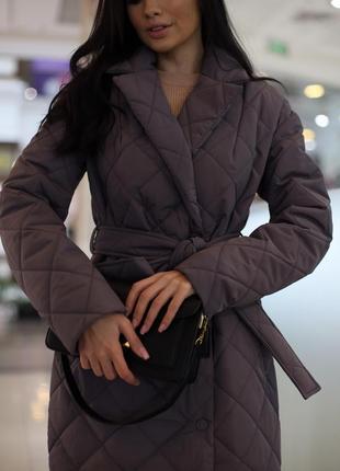 Демісезонне стьобане пальто з коміром поясом та кишенями3 фото