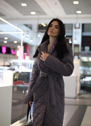 Демисезонное стеганое пальто с воротником поясом и карманами2 фото