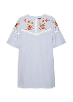 Голубое короткое платье сарафан в полоску с вышивкой цветочным принтом белая полоса2 фото