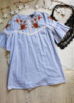 Голубое короткое платье сарафан в полоску с вышивкой цветочным принтом белая полоса