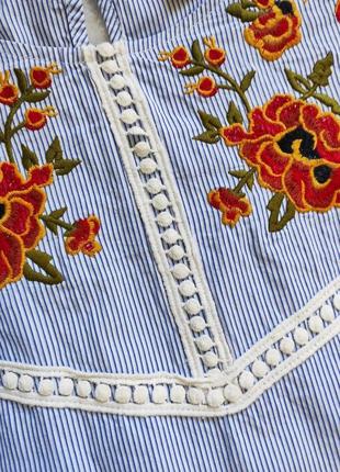 Голубое короткое платье сарафан в полоску с вышивкой цветочным принтом белая полоса10 фото