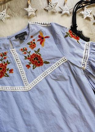 Голубое короткое платье сарафан в полоску с вышивкой цветочным принтом белая полоса7 фото
