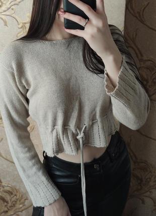 Укороченный свитер с затяжкой га талии
