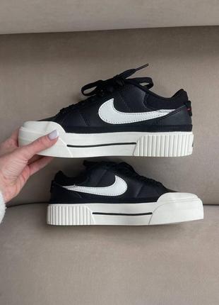 Жіночі шкіряні кеди на платформі nike court legacy black white1 фото