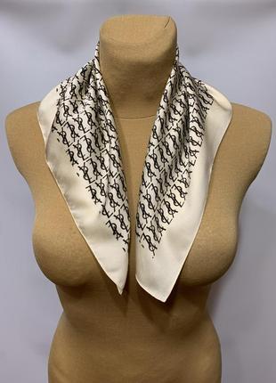 Маленька хустка з логотипом