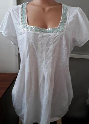 Блузка белая с зелеными паетками