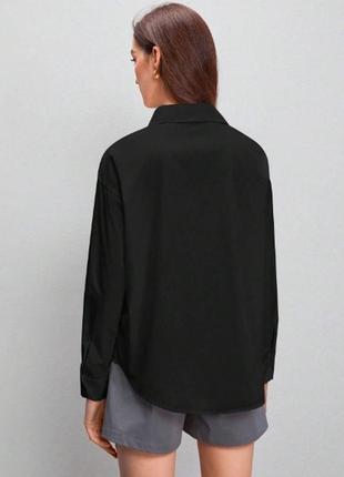 Однотонная женская рубашка со спущенным плечом3 фото