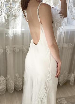 Платье миди сатиновое с перьями2 фото