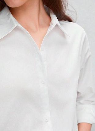 Однотонная женская рубашка со спущенным плечом4 фото