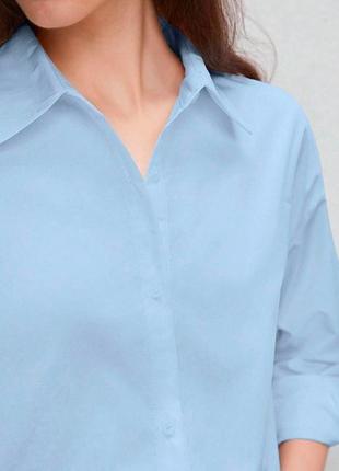 Женская однотонная рубашка голубого цвета3 фото