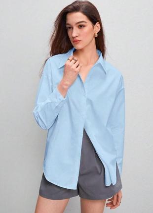 Женская однотонная рубашка голубого цвета5 фото