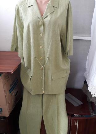 Костюм брючный салатовый