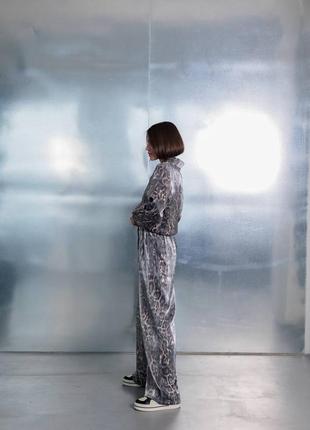 Жіночий костюм із блиском лео: штани палаццо і бомбер10 фото