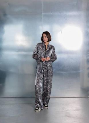 Жіночий костюм із блиском лео: штани палаццо і бомбер9 фото