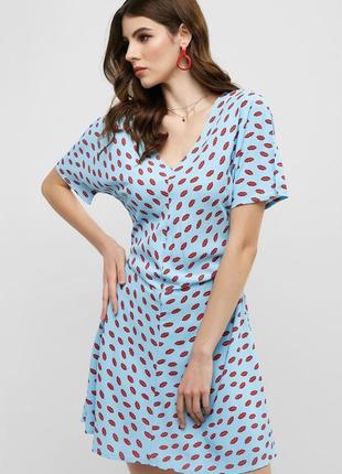 Платье с принтом zara голубое kiss платье принт