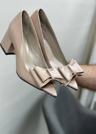 Новинка! вишукані бежеві туфлі frida з гострим носком і відкритими пальчиками шкіра замш натуральна