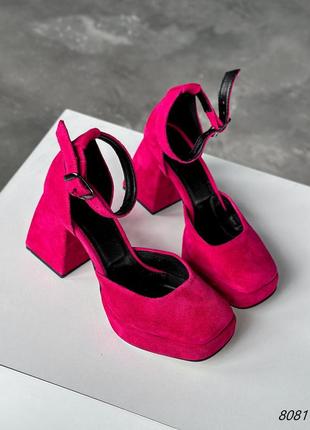 Натуральные замшевые невероятные туфли цвета фуксии на каблуке