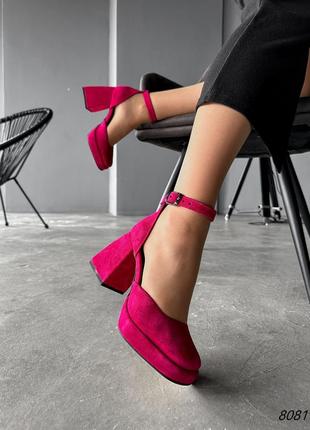 Натуральные замшевые невероятные туфли цвета фуксии на каблуке10 фото