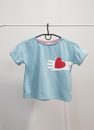 Блакитна футболка з гарним принтом у вигляді серця у руках8 фото