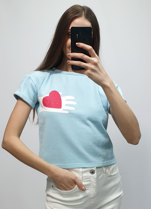 Голубая футболка с красивым принтом в виде сердца в руках3 фото