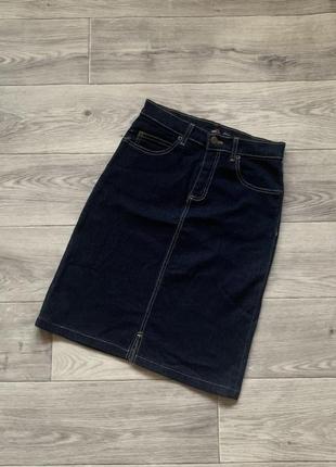 Темно-синяя джинсовая юбка по колено1 фото