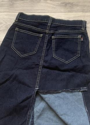 Темно-синяя джинсовая юбка по колено3 фото