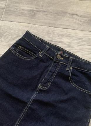 Темно-синяя джинсовая юбка по колено2 фото