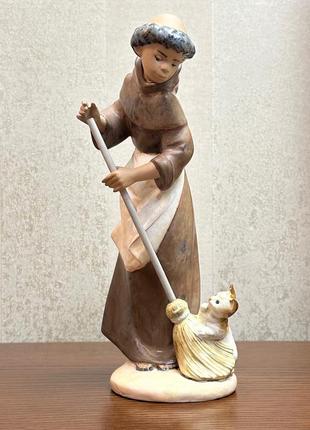Порцелянова статуетка lladro «монах із мітлою».