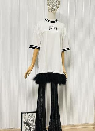 Спорт-шик футболка-платье с перьями.