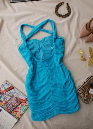 Брендовое коктельное платье сетка с драпировкой в голубом оттенке5 фото