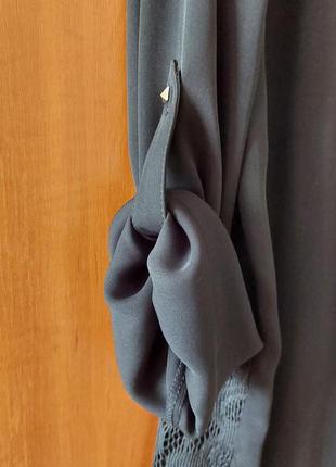 Чёрная блузка с прозрачной вставкой на спине5 фото