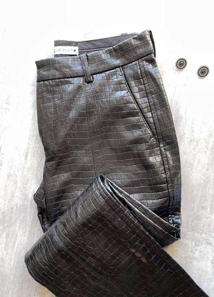 Чорні екошкіряні брюки zara