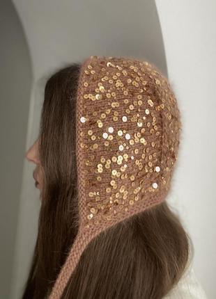 Стильний жіночий чепчик із паєтками/пух крою