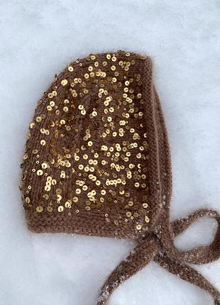 Стильний жіночий чепчик із паєтками/пух крою