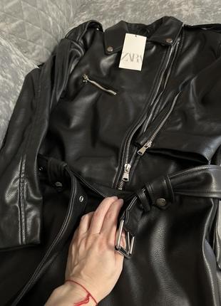 Zara стильное мини платье из искусственной кожи10 фото