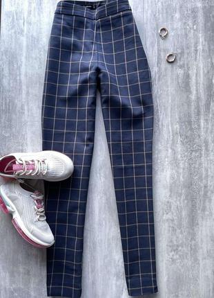 Темно синие брюки в клетку stradivarius