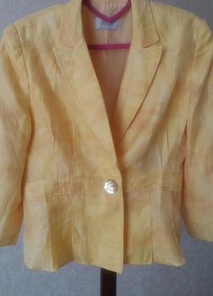 Красивий жовтий костюм з прямою спідницею 48 розміру. польща.