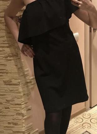 Черное платье на одно плечо с воланами