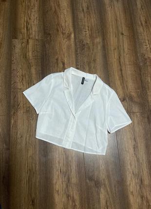 Укороченная белая рубашка divided, короткая рубашка h&amp;m, кроп рубашка, белая трендовая рубашка2 фото