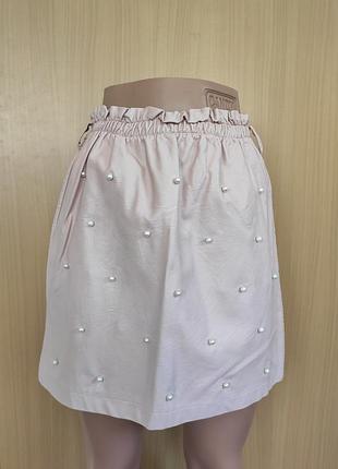 Бомбезная розовая пудровая кожаная юбка на резинке с жемчугом / бусинами