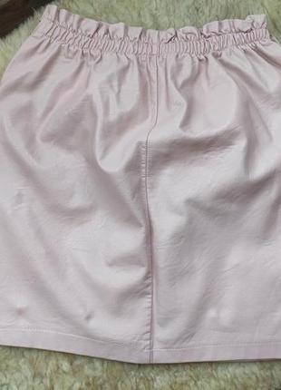Бомбезная розовая пудровая кожаная юбка на резинке с жемчугом / бусинами4 фото