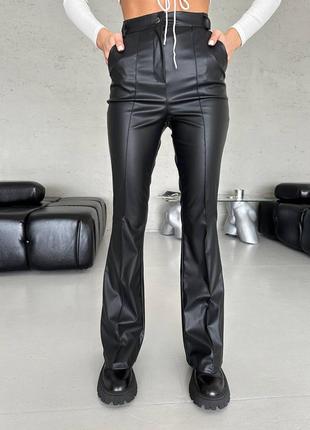 Стильные брюки клеш из экокожи со стрелками, кожаные брюки клеш с карманами2 фото