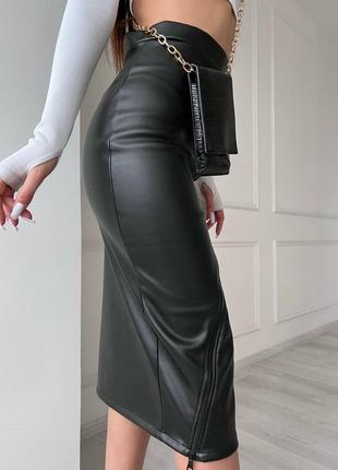Стильная юбка миди экокожа с разрезом на ножке3 фото