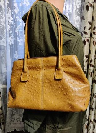 Жіноча сумка зі шкіри страуса.
