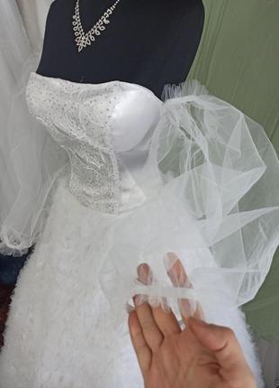 Свадебное платье с пушистой юбкой и модными рукачиками- фонариками.44 р