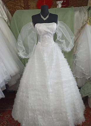 Свадебное платье с пушистой юбкой и модными рукачиками- фонариками.44 р9 фото