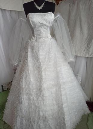 Свадебное платье с пушистой юбкой и модными рукачиками- фонариками.44 р3 фото
