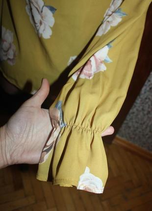 Блуза горчица в цветы с рукавами с рюшами тренд5 фото