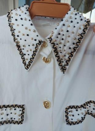 Белая, стильная, рубашка с вышитым воротничком и карманами бисером9 фото